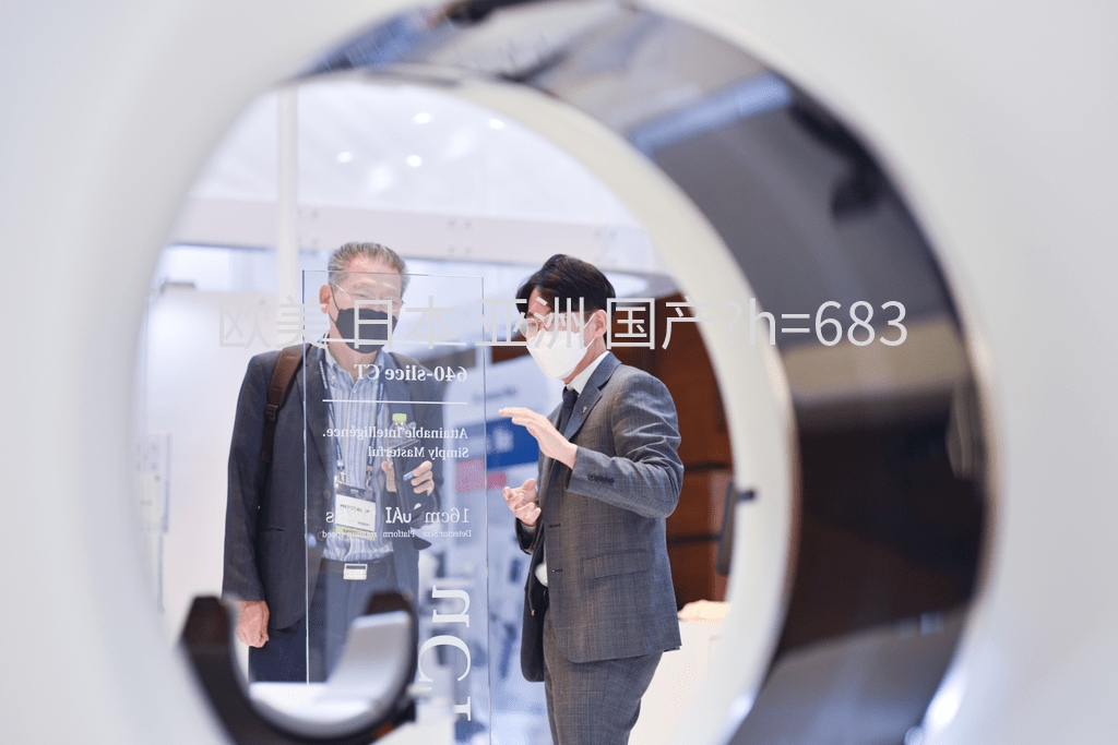 A UIH staff introduces the 640-slice CT, uCT® 960+, to a visitor.