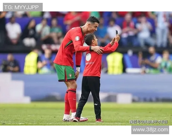 欧冠赛场惊现奇葩事件球迷冲入场内强夺C罗球衣